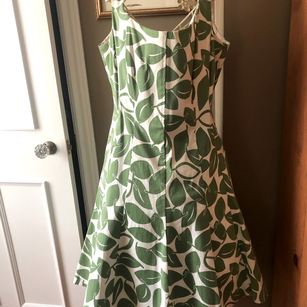 Sweet summer dress by Nine West. Only worn once.
